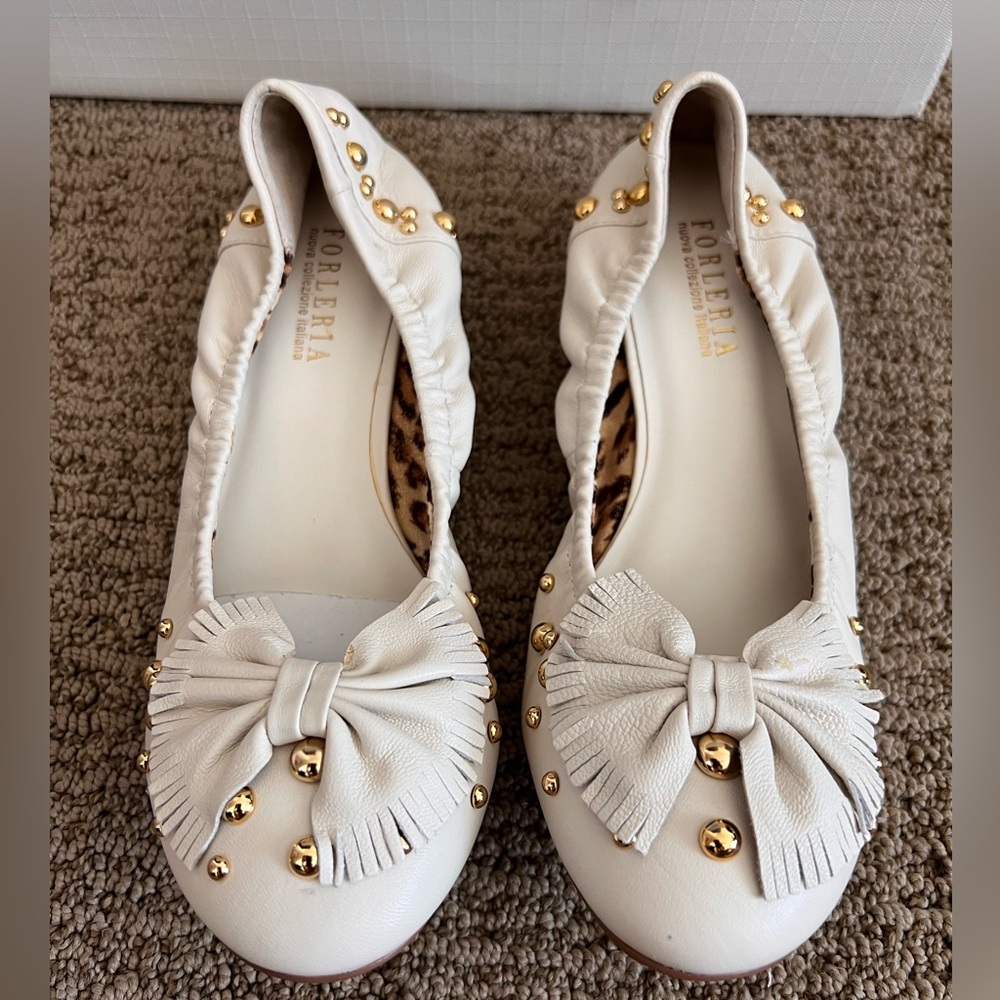 Beige Leather Ballet Flats with Decorative Bow and Gold Accents